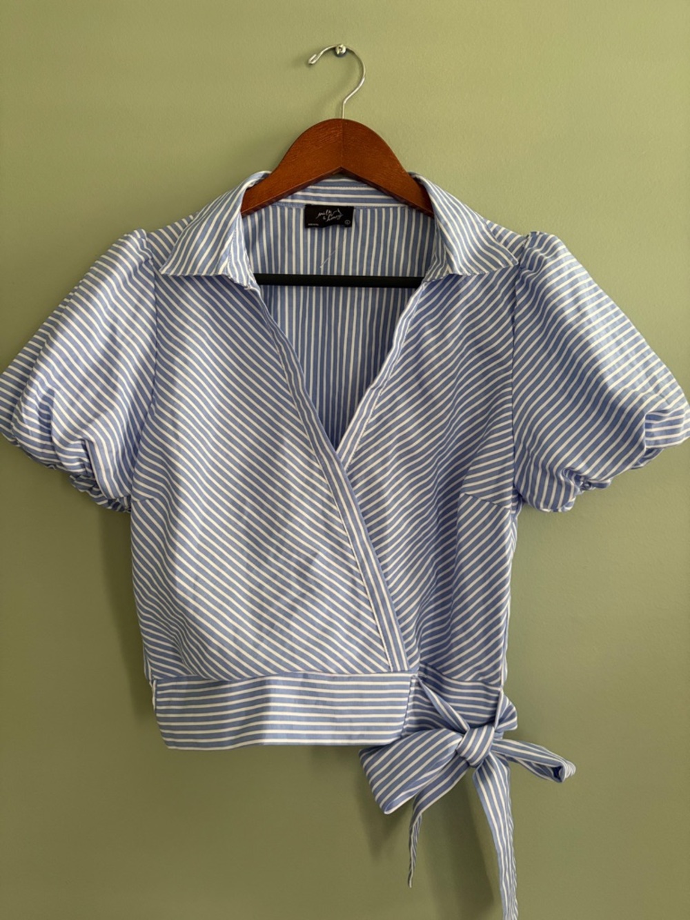 Milk & Honey Size Large Blue Striped Faux Wrap Top with Balloon Short Sleeves